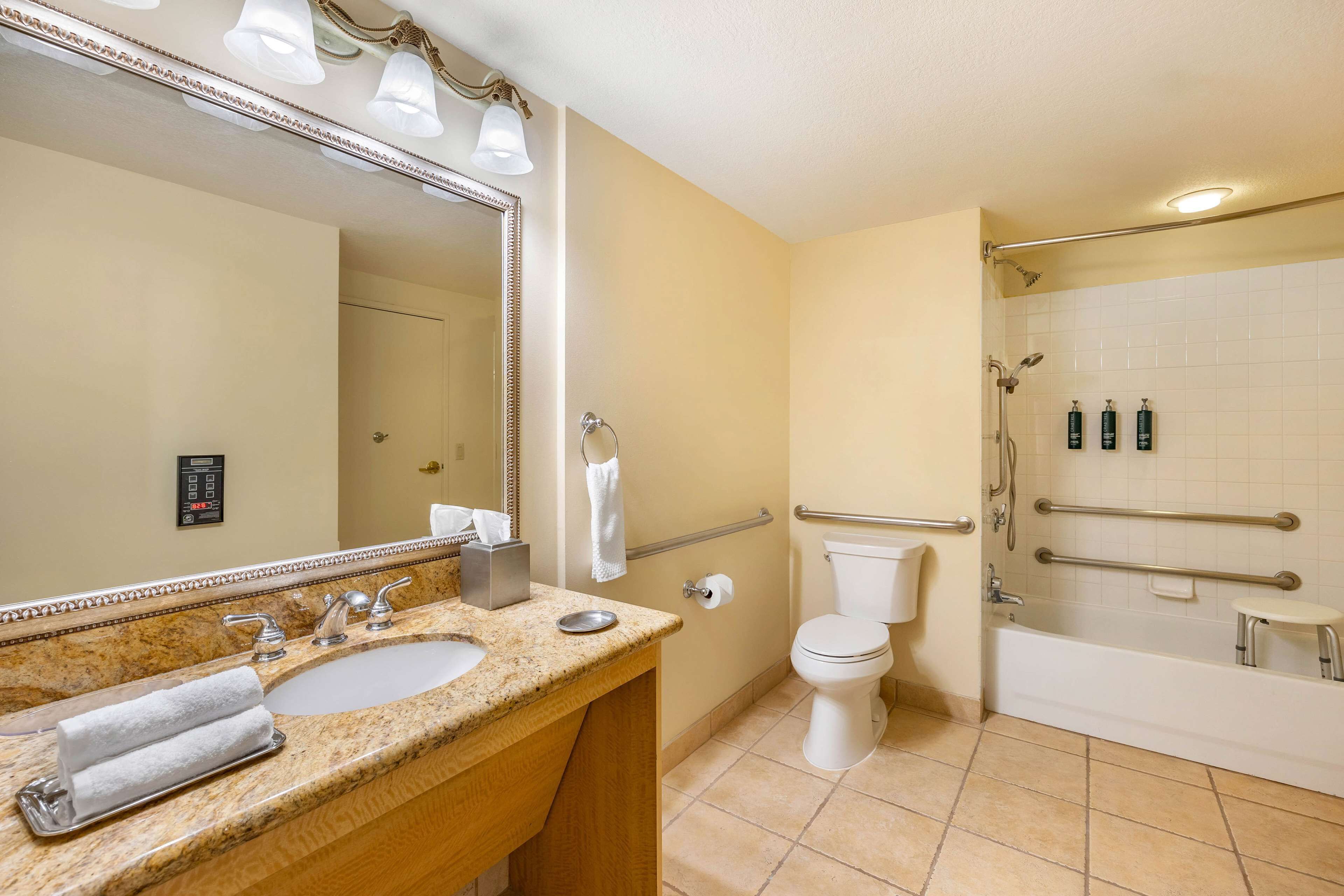 Une salle de bain avec un lavabo, des toilettes et une baignoire.