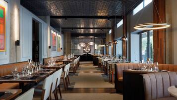 2 restaurants, breakfast, lunch, dinner served; American cuisine