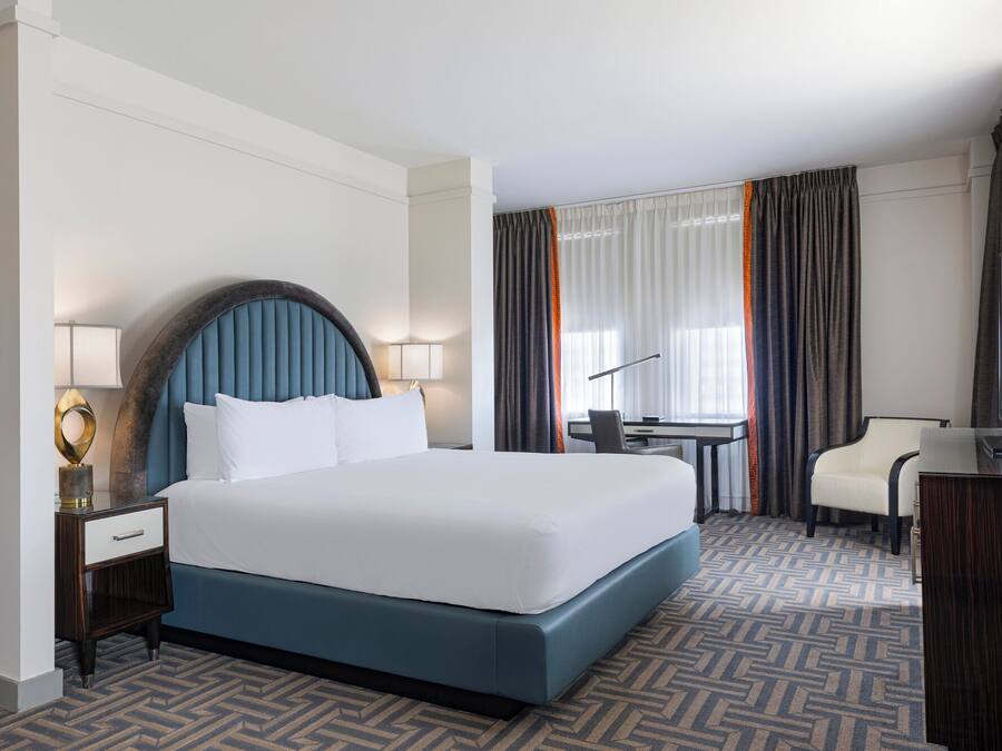 Superior Room, 1 King Bed, Corner | Premium bedding, down duvets, pillow-top beds, minibar