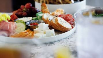 2 restaurants, breakfast, lunch, dinner served; American cuisine