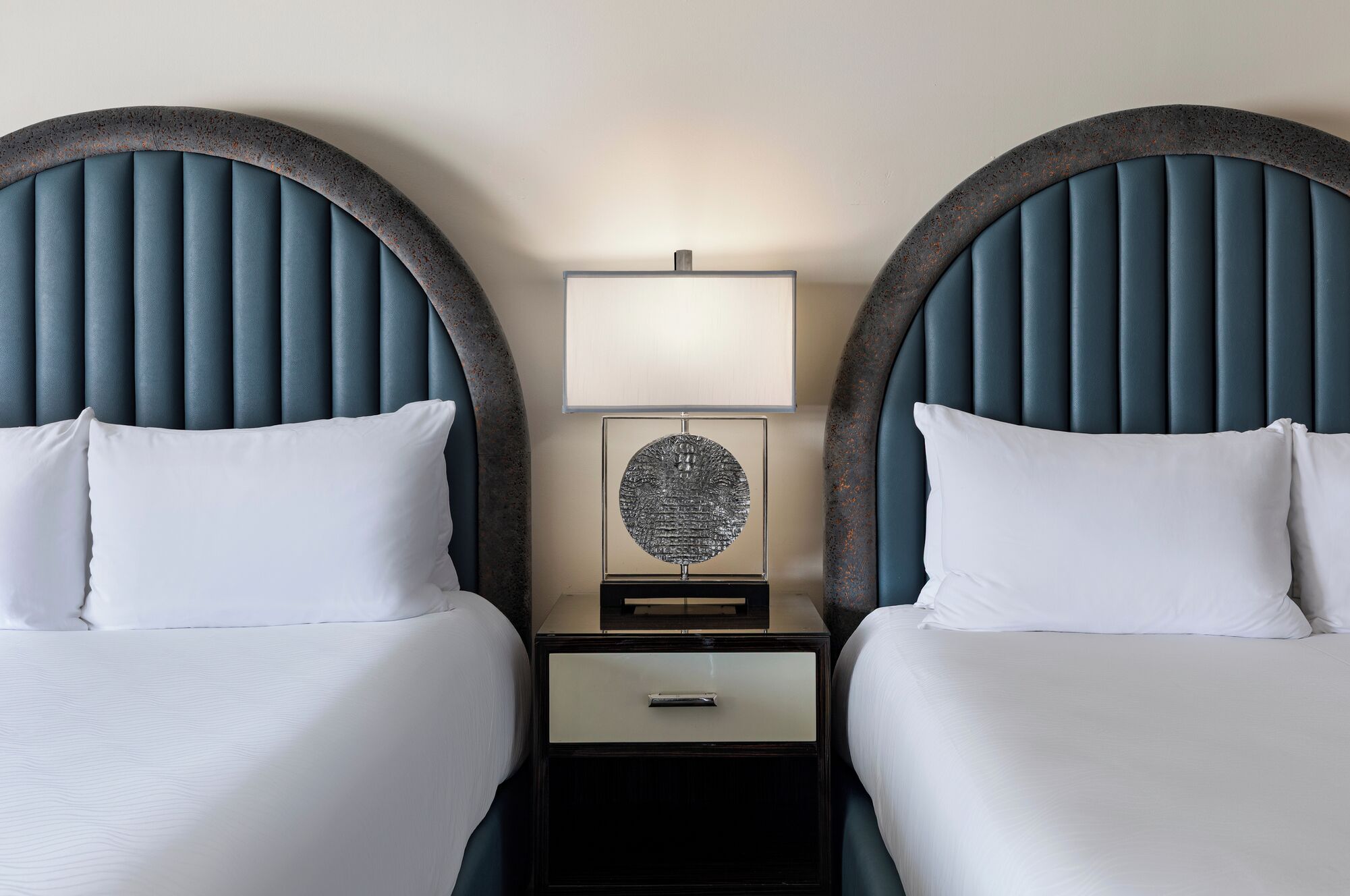 Rom – deluxe, 2 queensize-senger | Sengetøy av topp kvalitet, dundyner, senger med overmadrass og minibar