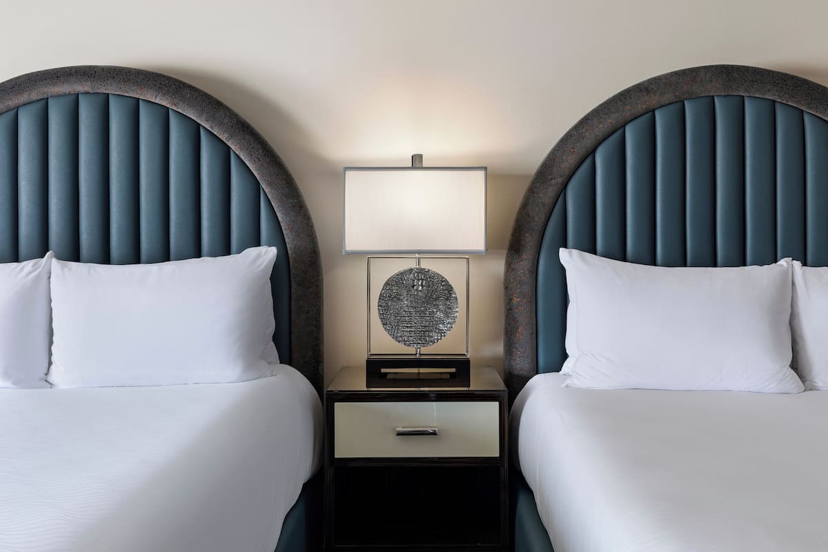 Rom – deluxe, 2 queensize-senger | Sengetøy av topp kvalitet, dundyner, senger med overmadrass og minibar