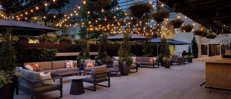 2 restaurantes; se sirven desayunos, almuerzos y cocina americana