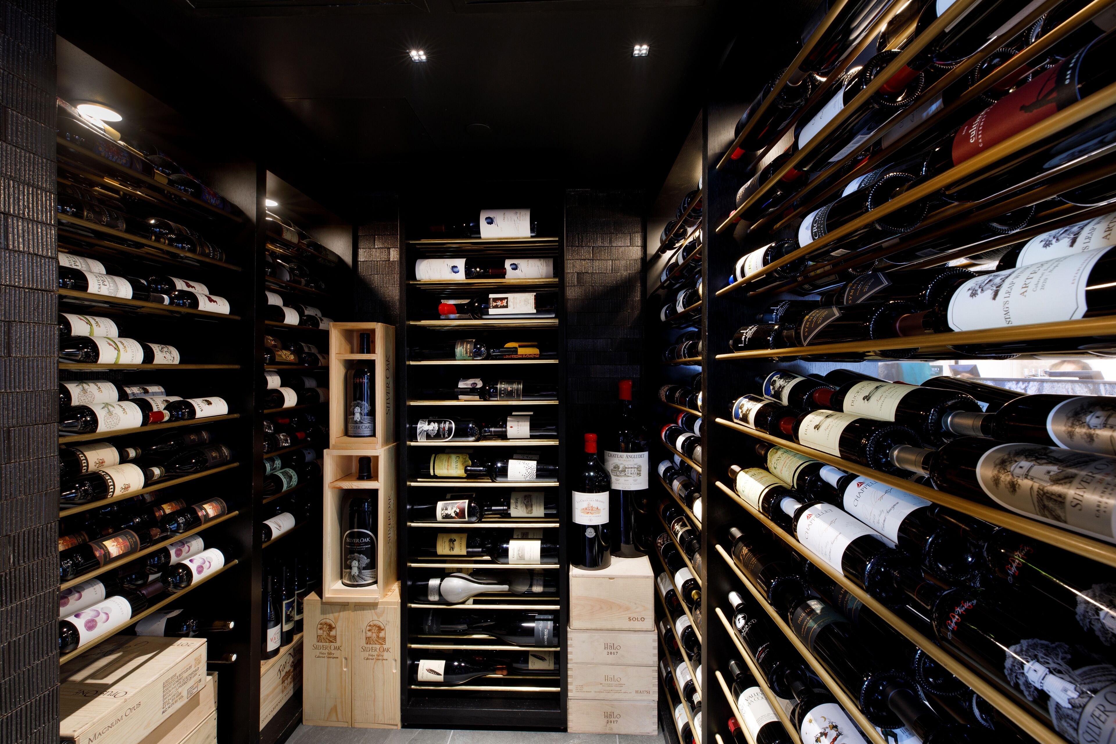 2 restaurants, breakfast, lunch, dinner served; american cuisine