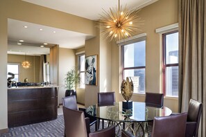 Suite – president, 1 kingsize-seng | Sengetøy av topp kvalitet, dundyner, senger med overmadrass og minibar