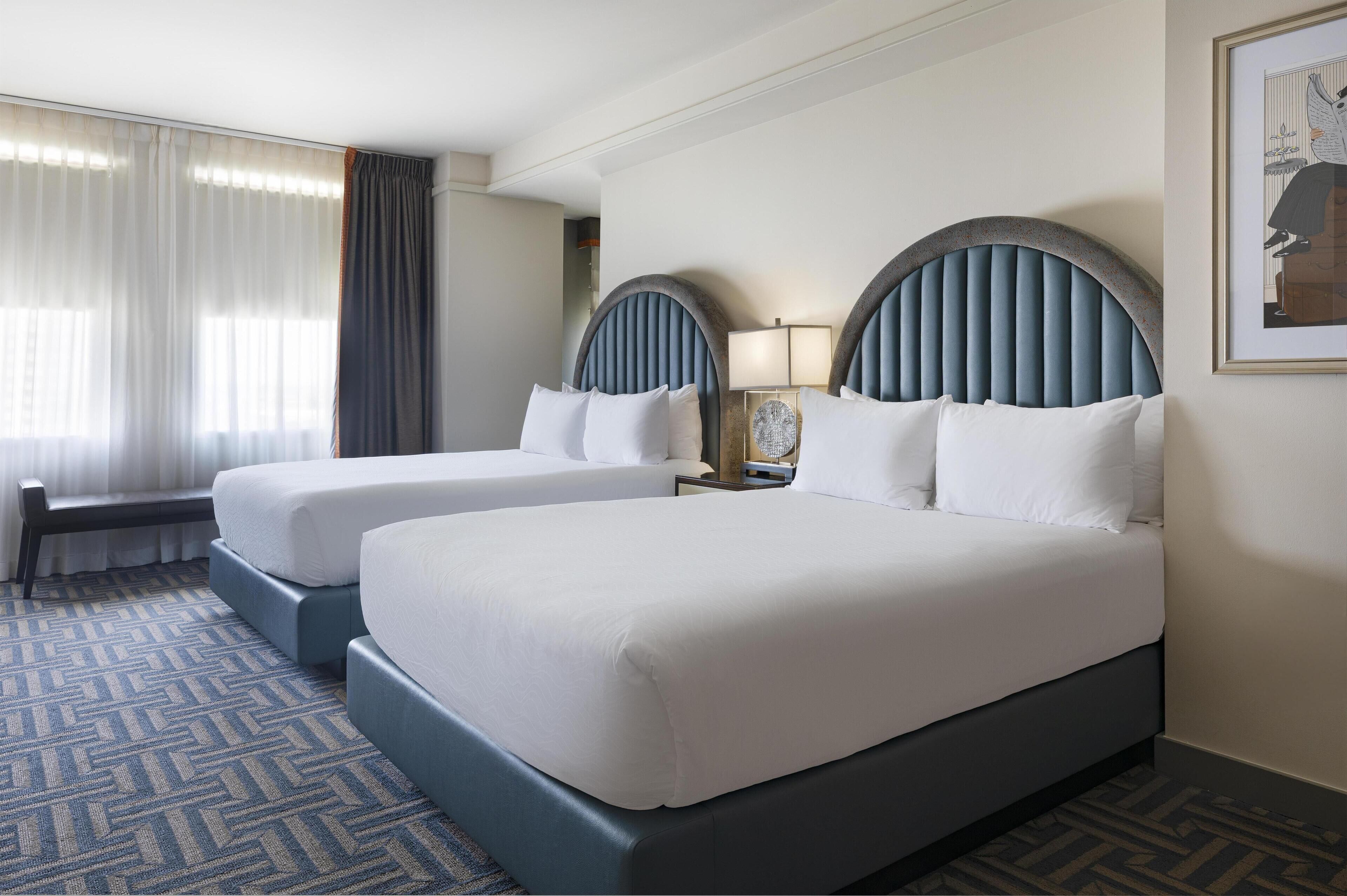 Rom – deluxe, 2 queensize-senger | Sengetøy av topp kvalitet, dundyner, senger med overmadrass og minibar