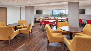 Päivittäinen tilauksen mukaan valmistettu aamiainen maksusta