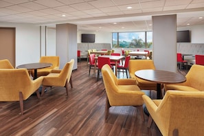 Desayuno a la carta todos los días (con cargo)