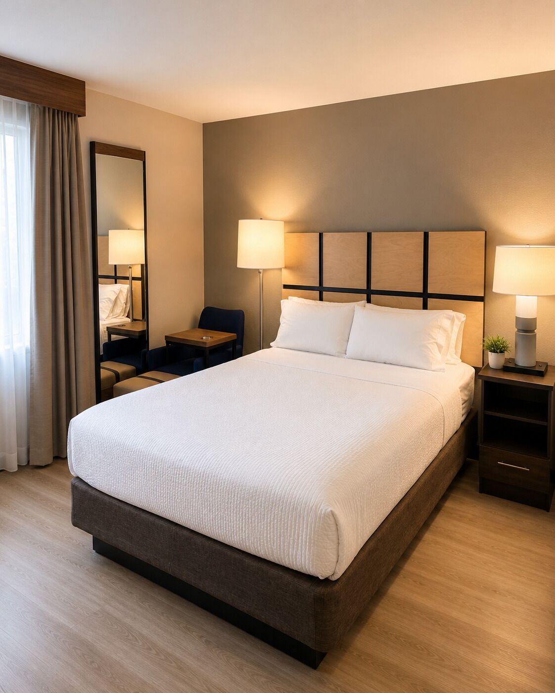 Studiosuite, 1 queensize-seng | Senger med overmadrass, skrivebord og blendingsgardiner