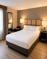 Suite estudio, 1 cama de matrimonio | Colchones con acolchado adicional, escritorio, cortinas opacas