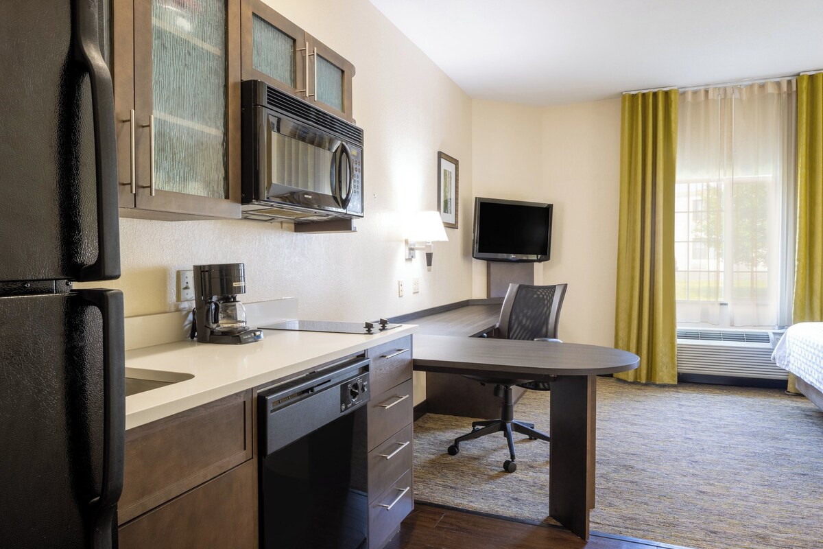 Suite estudio, 1 cama de matrimonio grande | Colchones con acolchado adicional, escritorio, cortinas opacas