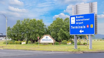 Vejskilte til Bradley International Airport med vejvisning til terminal A og B.