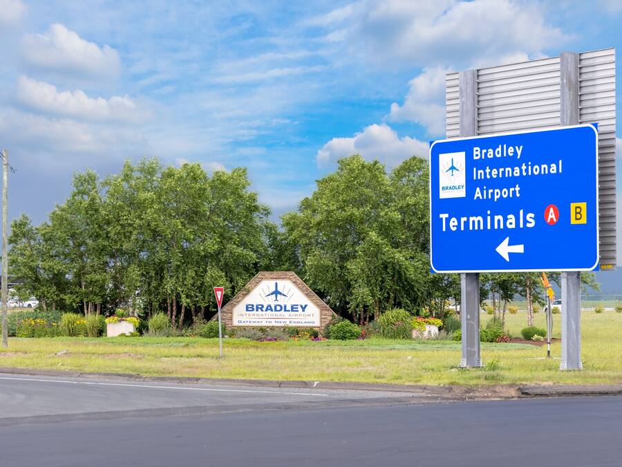 Vejskilte til Bradley International Airport med vejvisning til terminal A og B.