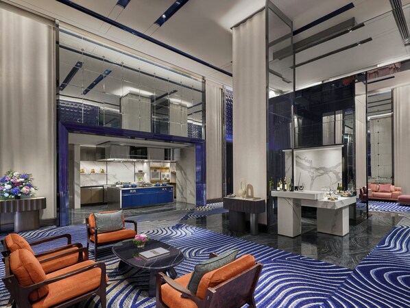 A modern hotel lobby with a bar area, seating, and a large mirror. - Four Seasons Hotel Mumbai (Mumbai)