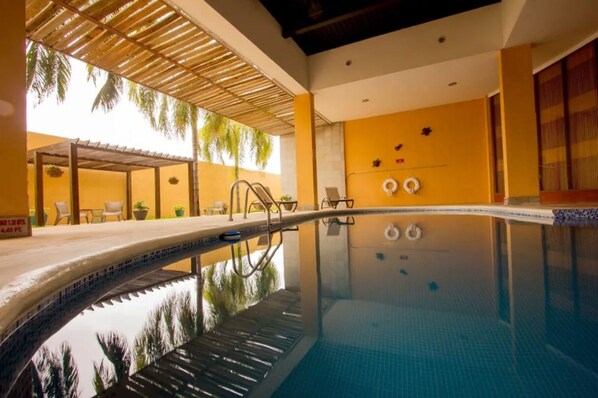 Sisäuima-allas, kauden mukainen ulkouima-allas