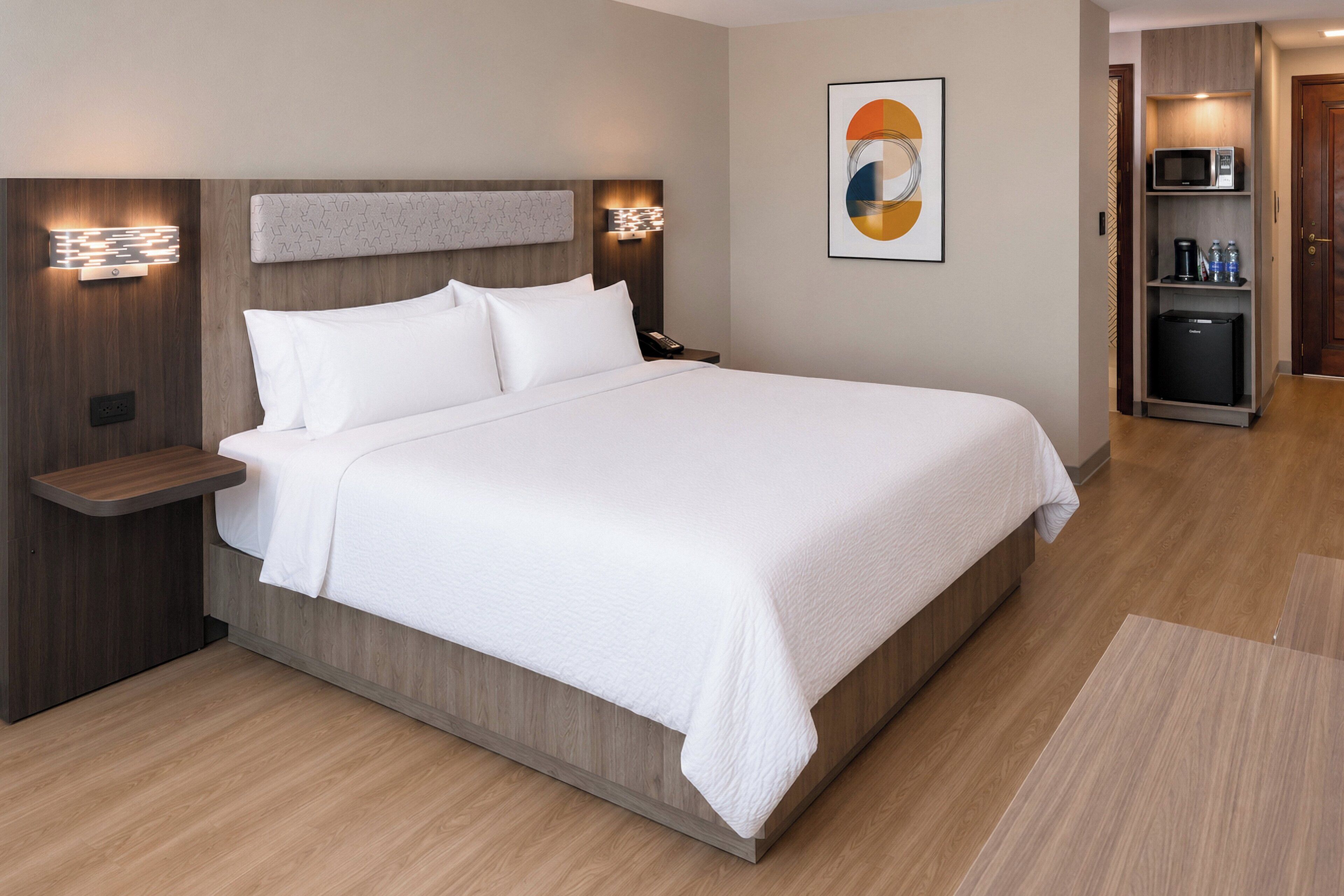 Standaard kamer, 1 kingsize bed (Extra Floor Space) | Italiaanse Frette-lakens, luxe beddengoed, donsdekens, een bureau