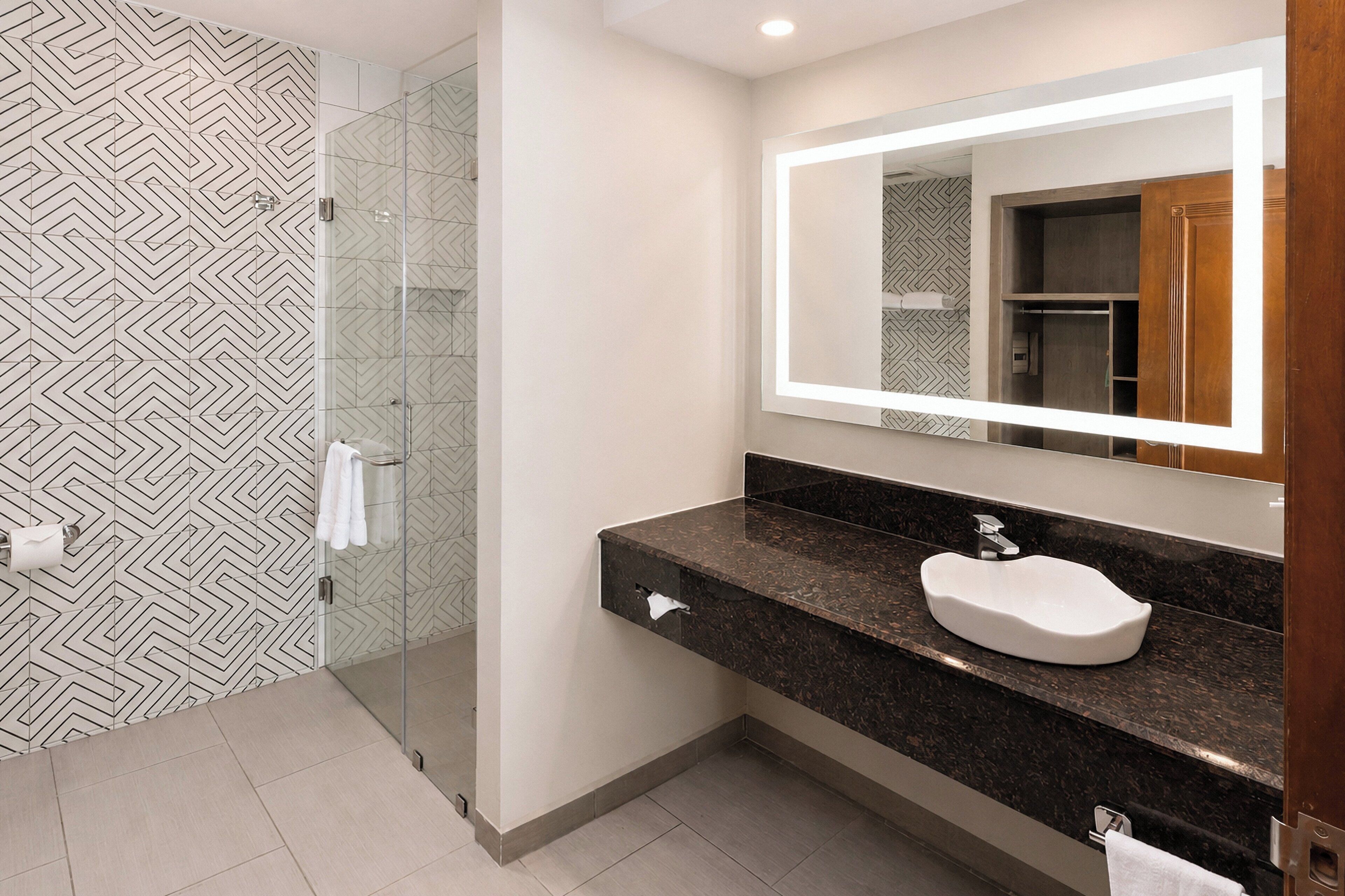 Douche, douche à « effet pluie », articles de toilette de luxe