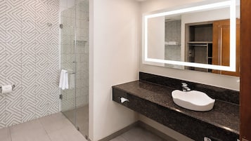 Douche, douche à « effet pluie », articles de toilette de luxe