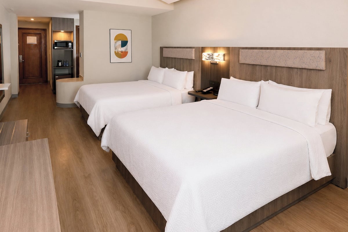 Habitación estándar, varias camas (Extra Floor Space) | Sábanas italianas Frette, ropa de cama de alta calidad y edredón 