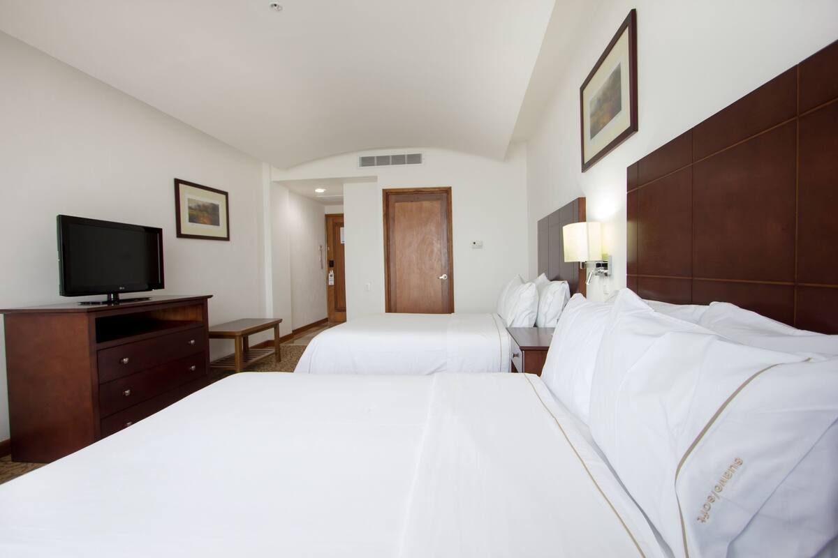 1 bedroom, frette italian sheets, premium bedding, down duvets