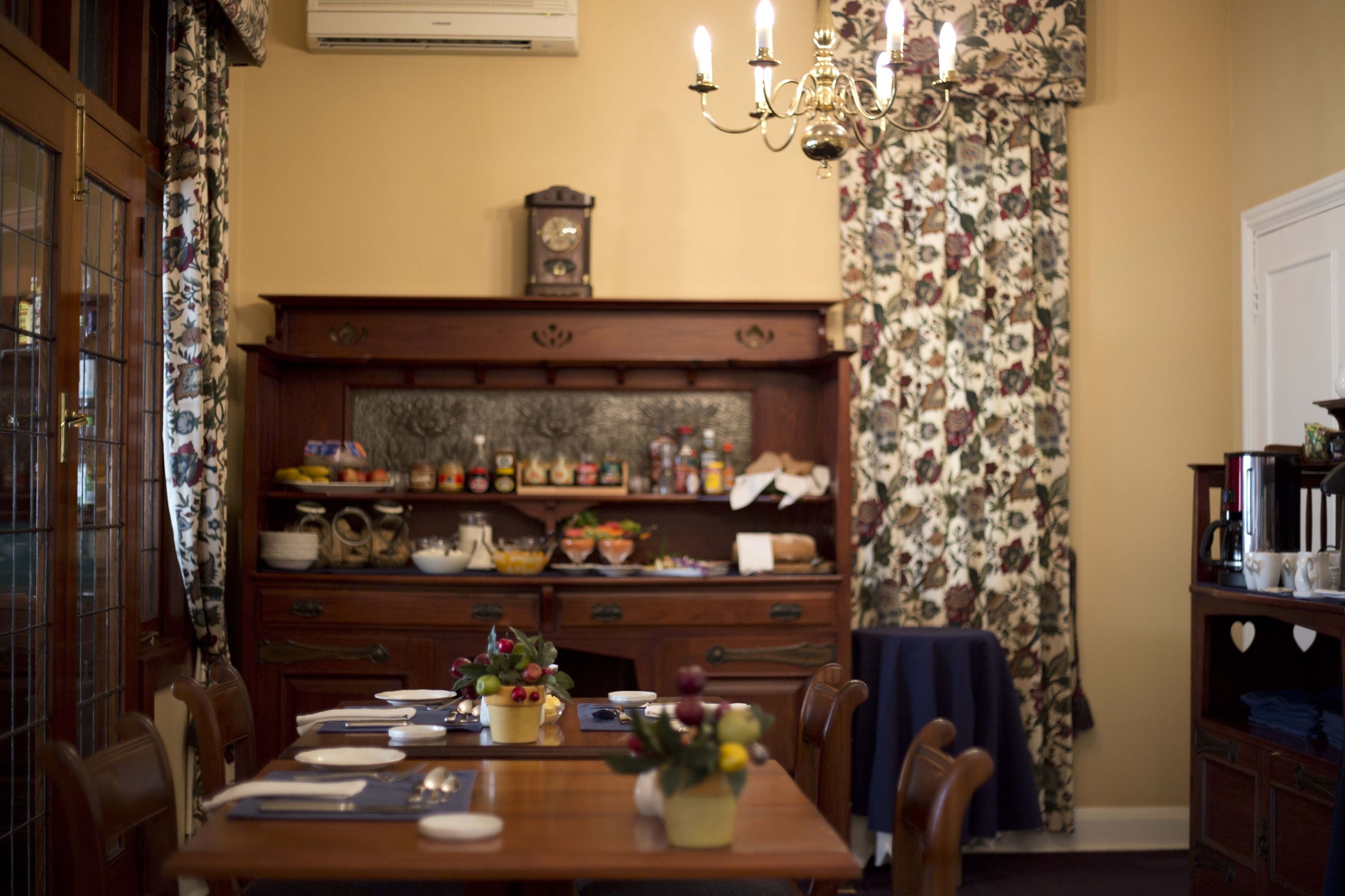 Café da manhã com buffet grátis todos os dias
