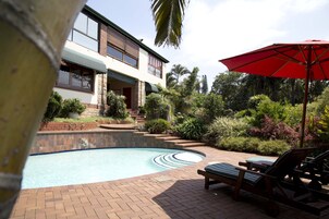 季节性开放的室外游泳池