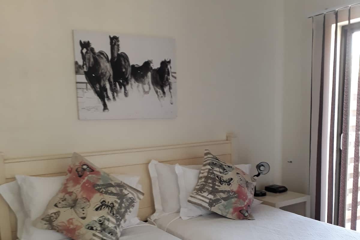 Quarto casal ou duplo superluxo, suíte | Roupas de cama premium, frigobar, cofres nos quartos, escrivaninha
