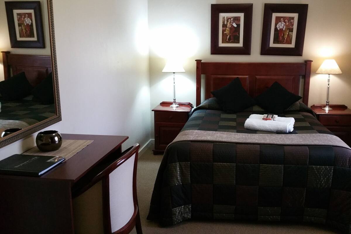 Rom – comfort, 1 soverom (Rm 6, Double bed, first floor ) | Minibar, safe på rommet, skrivebord og strykejern/-brett