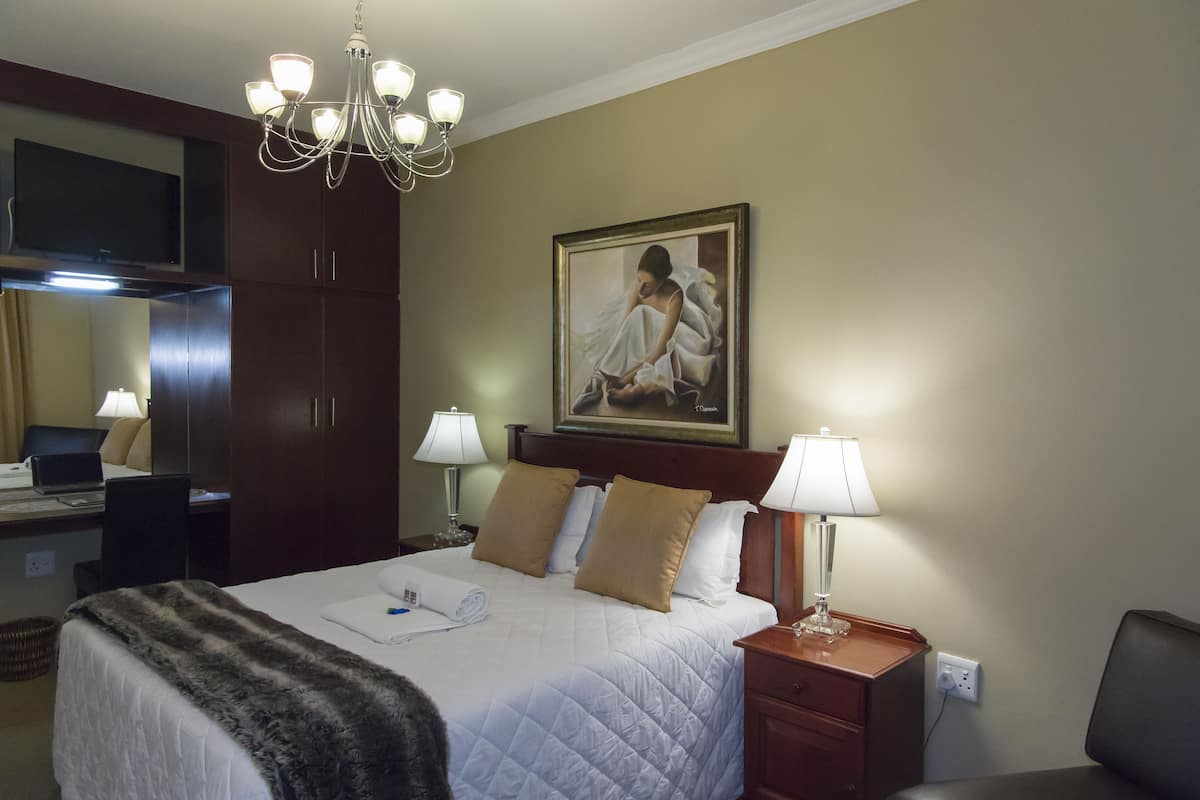 Luxury Room, 1 Bedroom (Rm 5, 2 Single Beds on 1st Floor) | Minibar, safe på rommet, skrivebord og strykejern/-brett