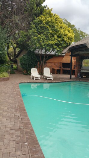 Una piscina al aire libre