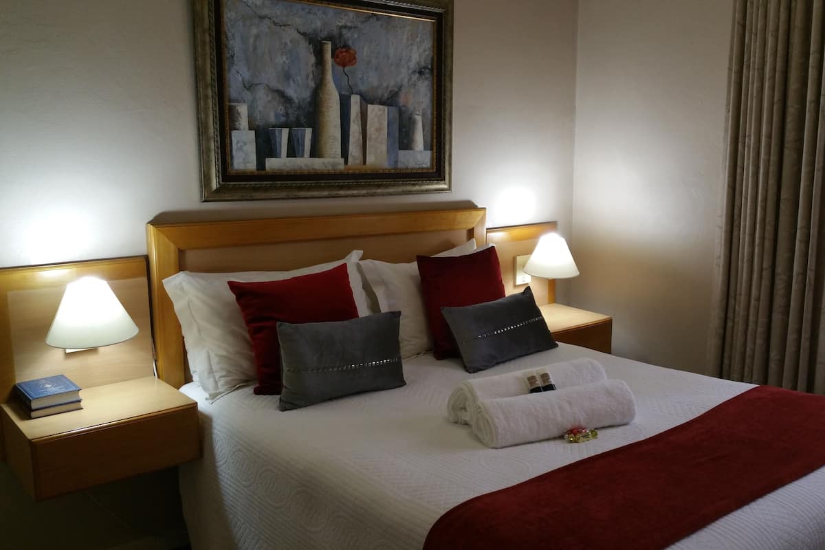 Rom – comfort, 1 soverom (Rm 3, Double bed, view of garden) | Minibar, safe på rommet, skrivebord og strykejern/-brett