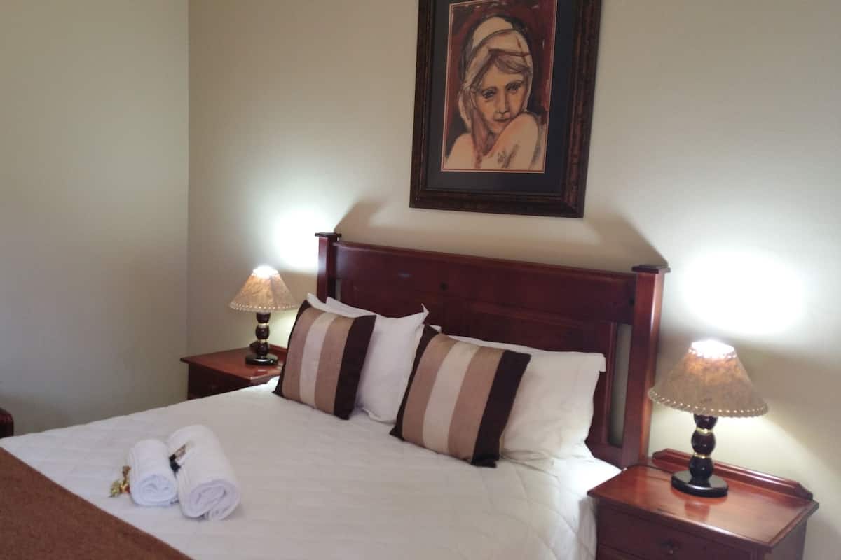 Comfort Room, 1 Bedroom (Rm 1, Queen Bed, Garden access) | Minibar, safe på rommet, skrivebord og strykejern/-brett