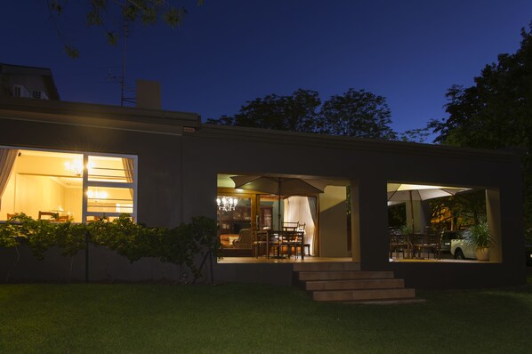 Front of property – evening/night - Bayswater Lodge (Bloemfontein)