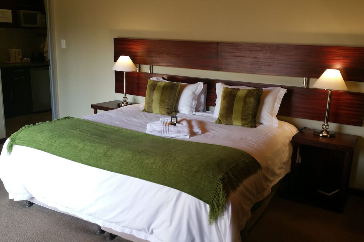 Rom – standard, 1 soverom (Rm 12, self catering family unit) | Minibar, safe på rommet, skrivebord og strykejern/-brett