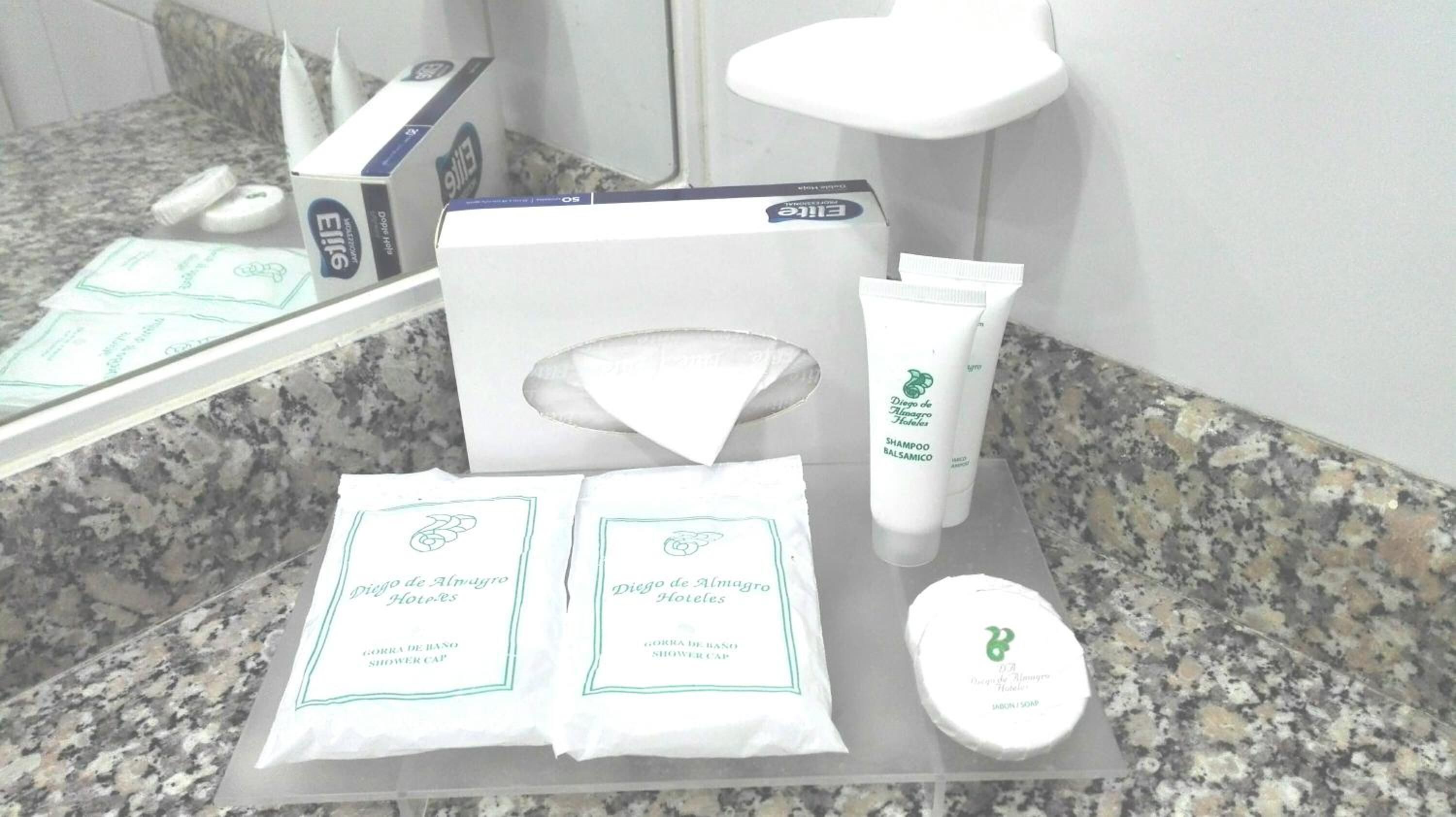 combined shower/bathtub, hair dryer, towels