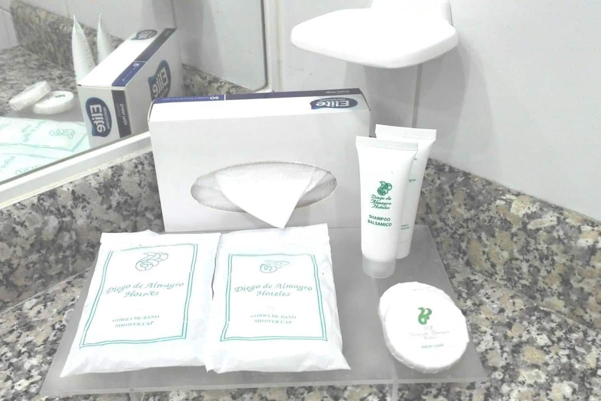 combined shower/bathtub, hair dryer, towels