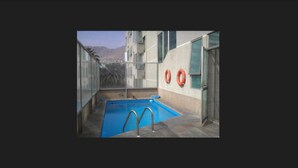 En swimmingpool med fri utsikt över bergen i bakgrunden.