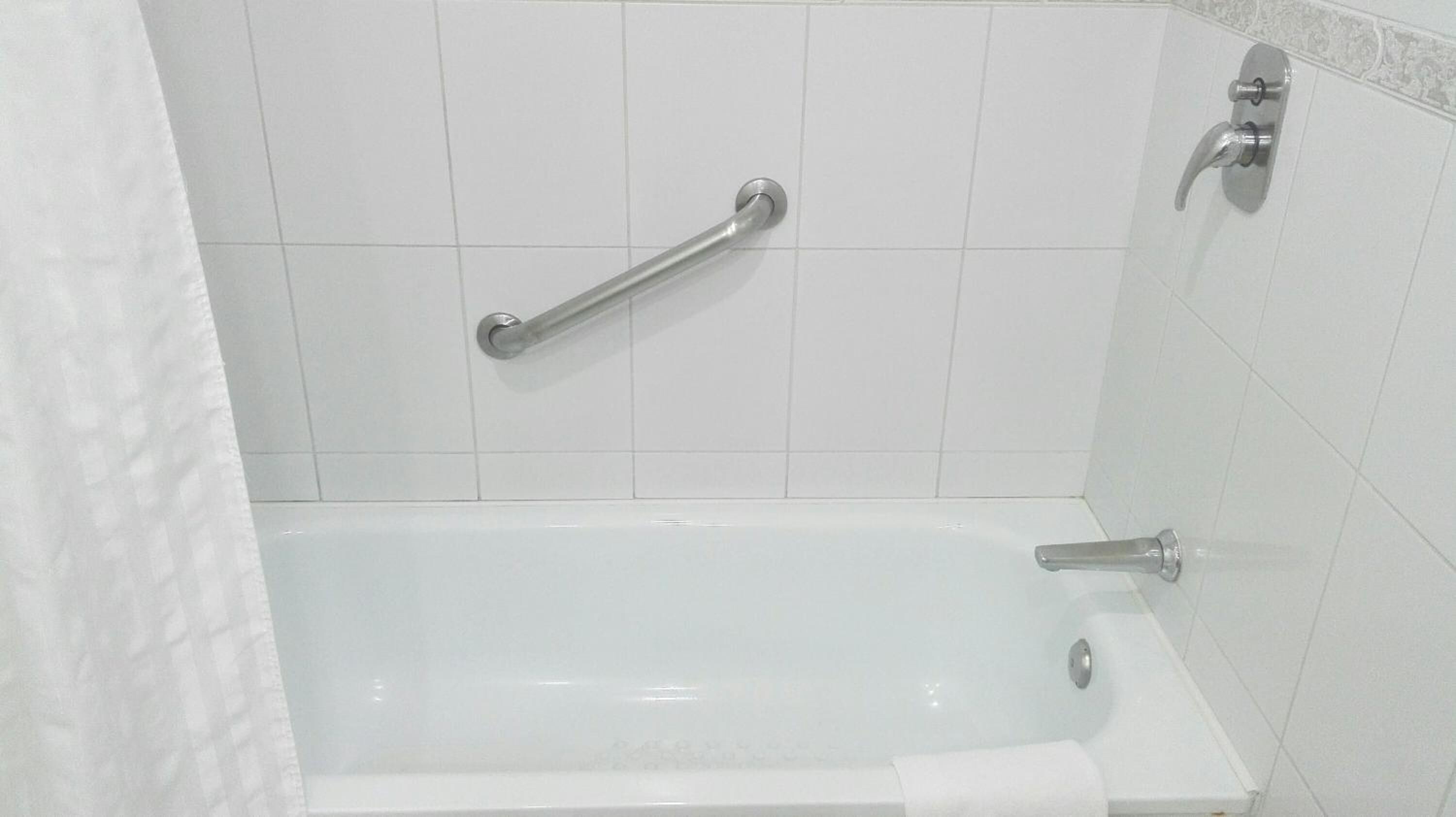 combined shower/bathtub, hair dryer, towels
