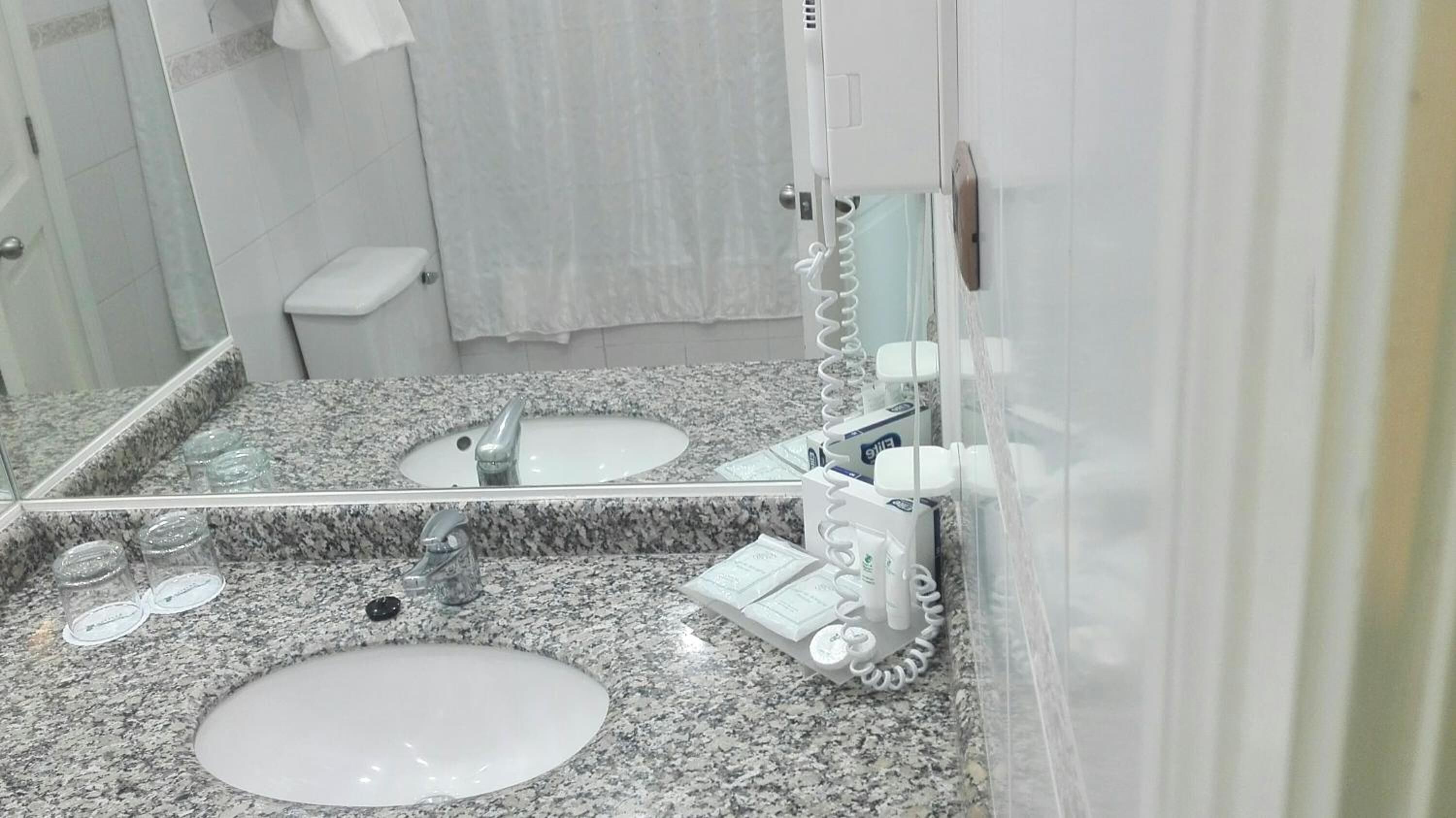 combined shower/bathtub, hair dryer, towels