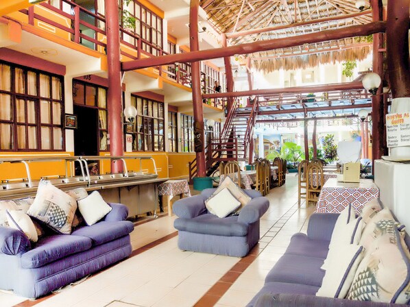 Lobby sitting area - Hotel Bello Caribe (Cozumel)