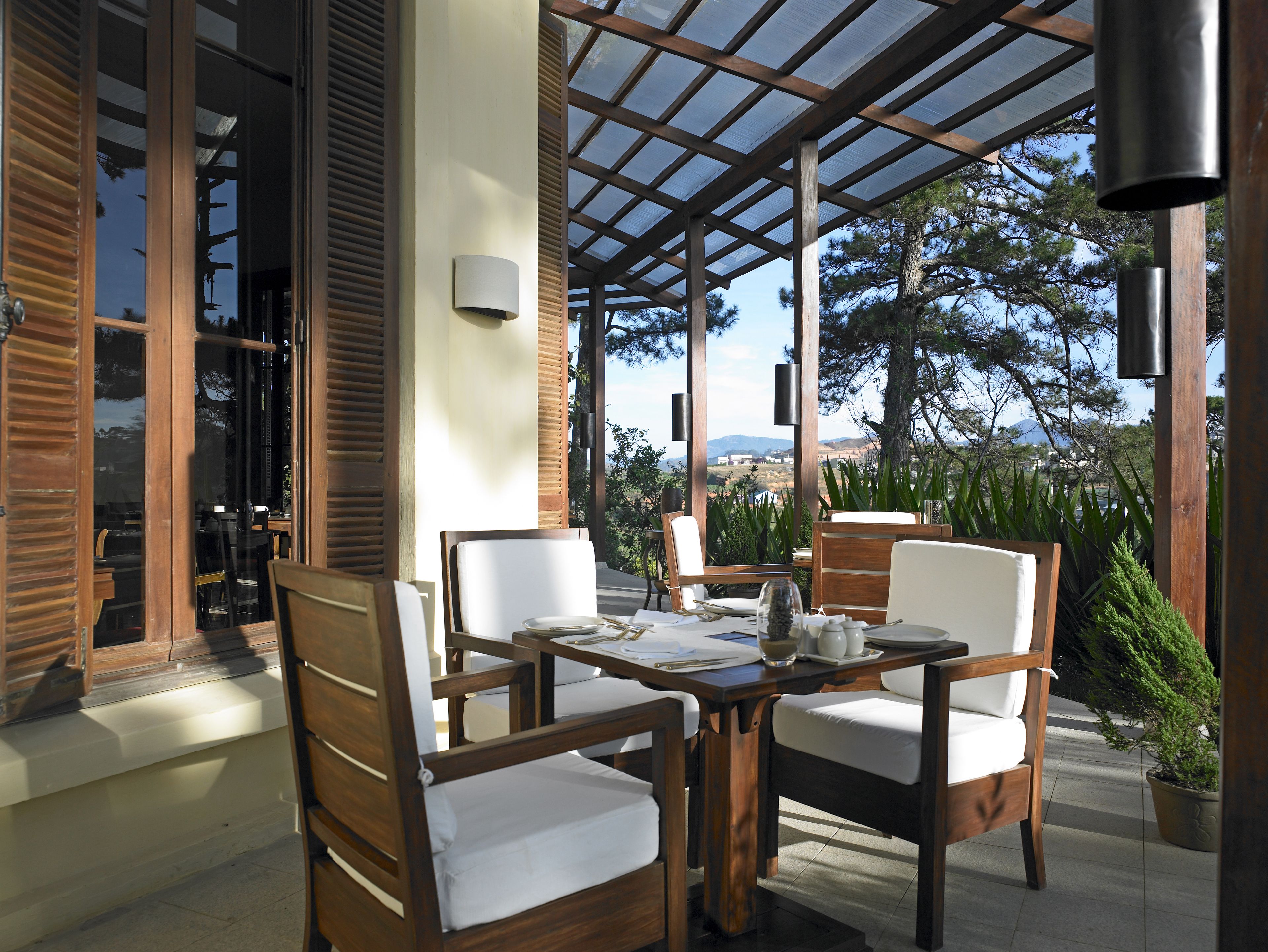 Daily buffet breakfast (USD 20 per person)