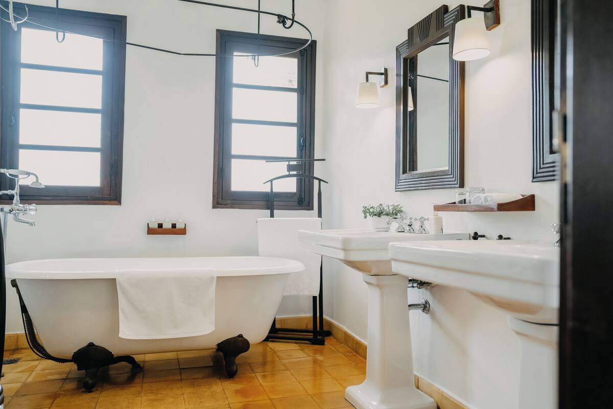 villa suite | bathroom | combined shower/bathtub, eco-friendly toiletries, hair dryer, bathrobes