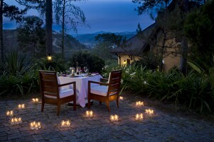 供应早餐、午餐和晚餐