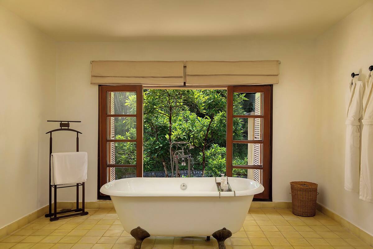 villa suite | bathroom | combined shower/bathtub, eco-friendly toiletries, hair dryer, bathrobes