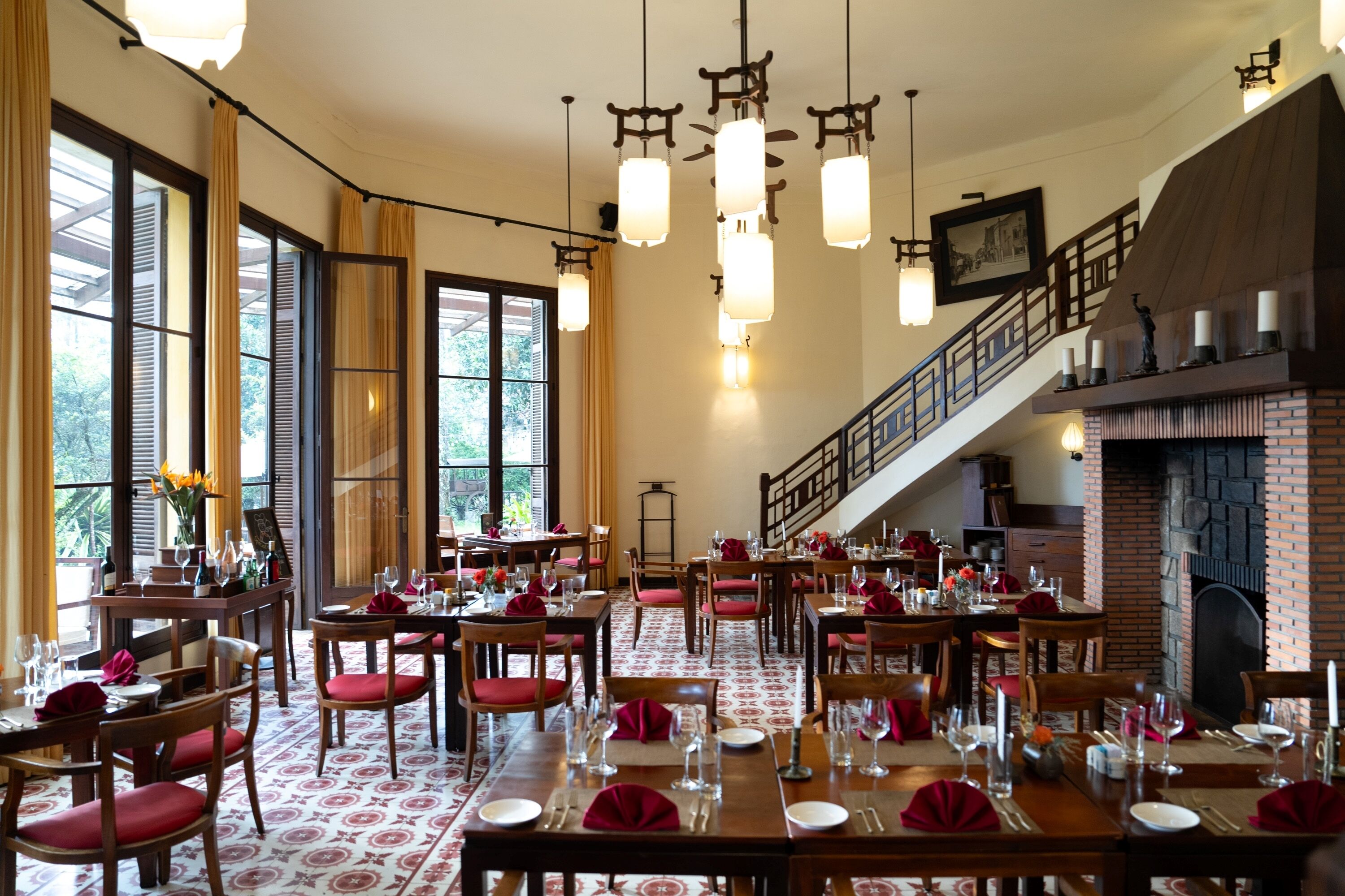 breakfast, lunch and dinner served