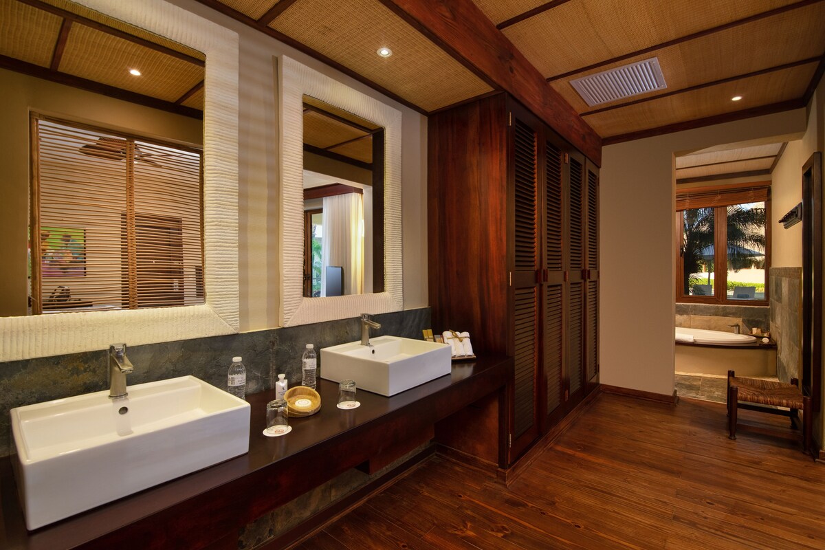 Premium bedding, pillowtop beds, in-room safe, desk