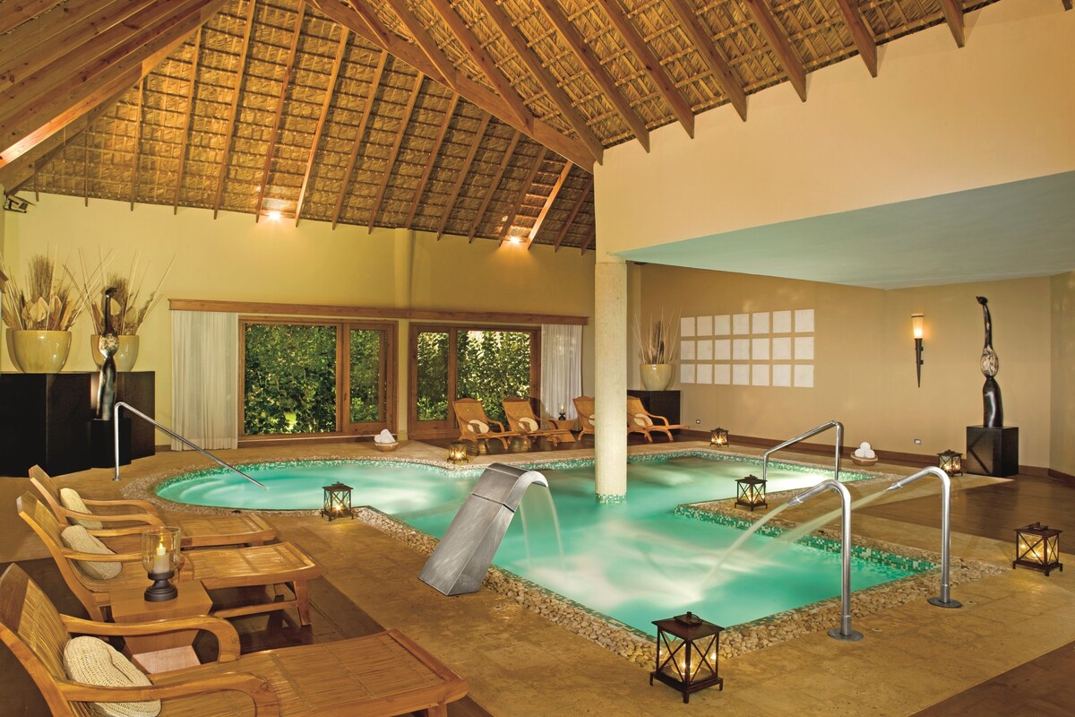Couples treatment rooms, sauna, spa tub, steam room, body treatments