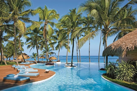 Innenpool, 2 Außenpools, Sonnenschirme, Liegestühle. Zoetry Agua Punta Cana - All Inclusive