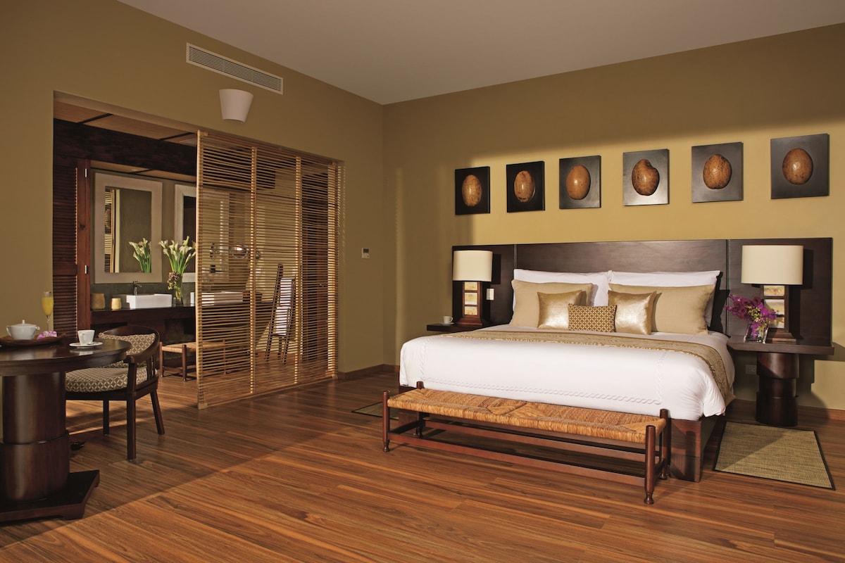 Premium bedding, pillowtop beds, in-room safe, desk