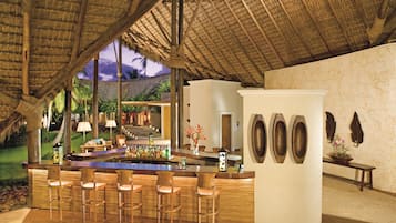 3 bars, 2 bars en bord de piscine, bar en milieu de piscine